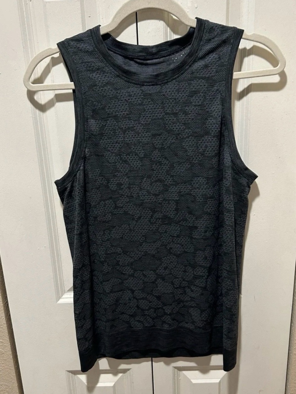 Lululemon Breeze by muscle tank size 8 - Picture 2 of 9
